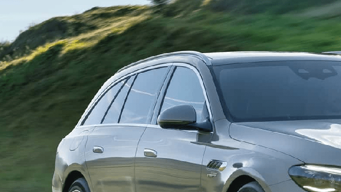 Mercedes-AMG E 53 Hybrid Wagon 2026 tiene un precio inicial de $94,000 dólares.