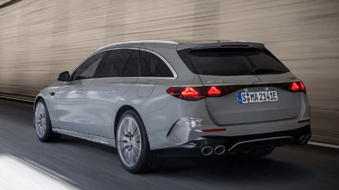Mercedes-AMG E 53 Hybrid Wagon 2026 tiene una potencia de 600 caballos de fuerza.