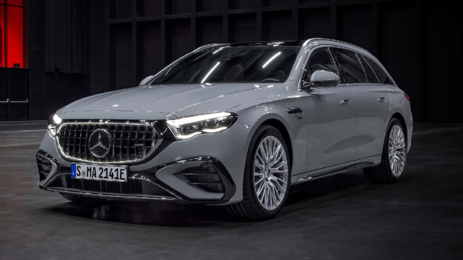 Mercedes-AMG E 53 Hybrid Wagon 2026 tiene varios elementos que suman lujo.