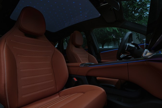 Mercedes-Benz GLC EQ 2026 usa un diseño de cielo estrellado.