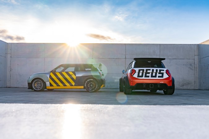 Mini JCW x Deus son dos modelos únicos que celebran la colaboración entre ambas marcas.