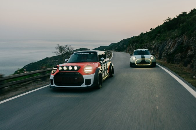 Mini JCW x Deus presentó dos vehículos únicos.