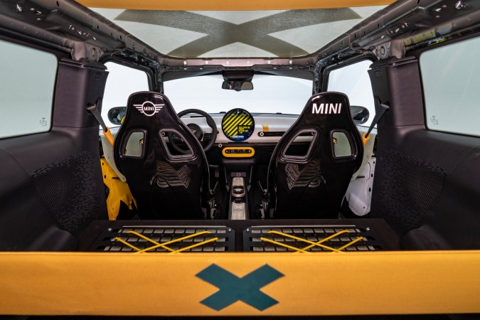 Mini JCW x Deus "The Skeg" tiene un interior estilo playero.