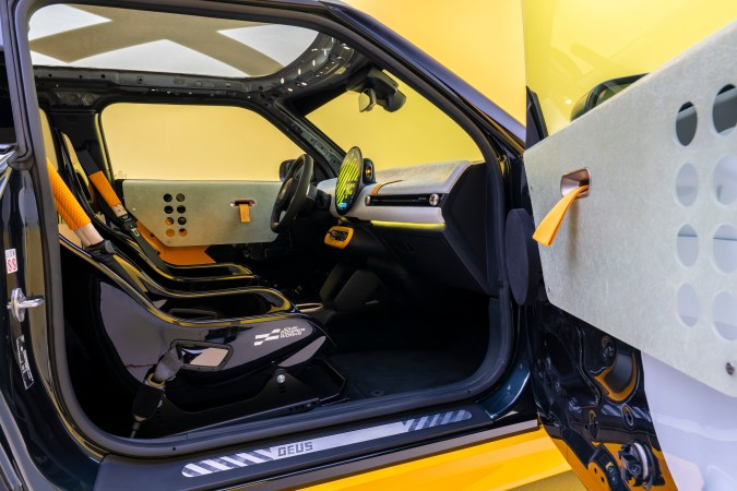 Mini JCW x Deus "The Skeg" tiene elementos del surf.