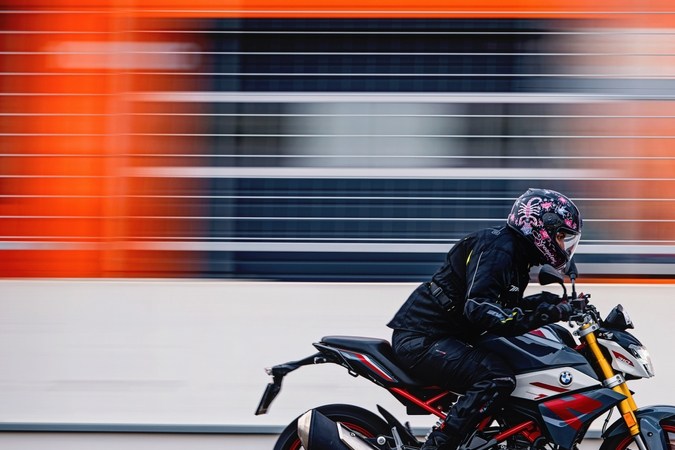 Cuida tu motocicleta: 10 hábitos que debes evitar al manejar.