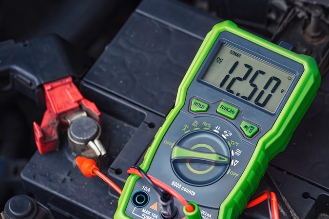 ¿Tu auto no arranca? Descubre cómo saber si la batería sirve.