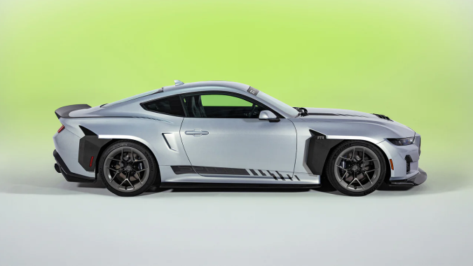 RTR Mustang Spec 5 2026 tiene una altura del suelo más baja.