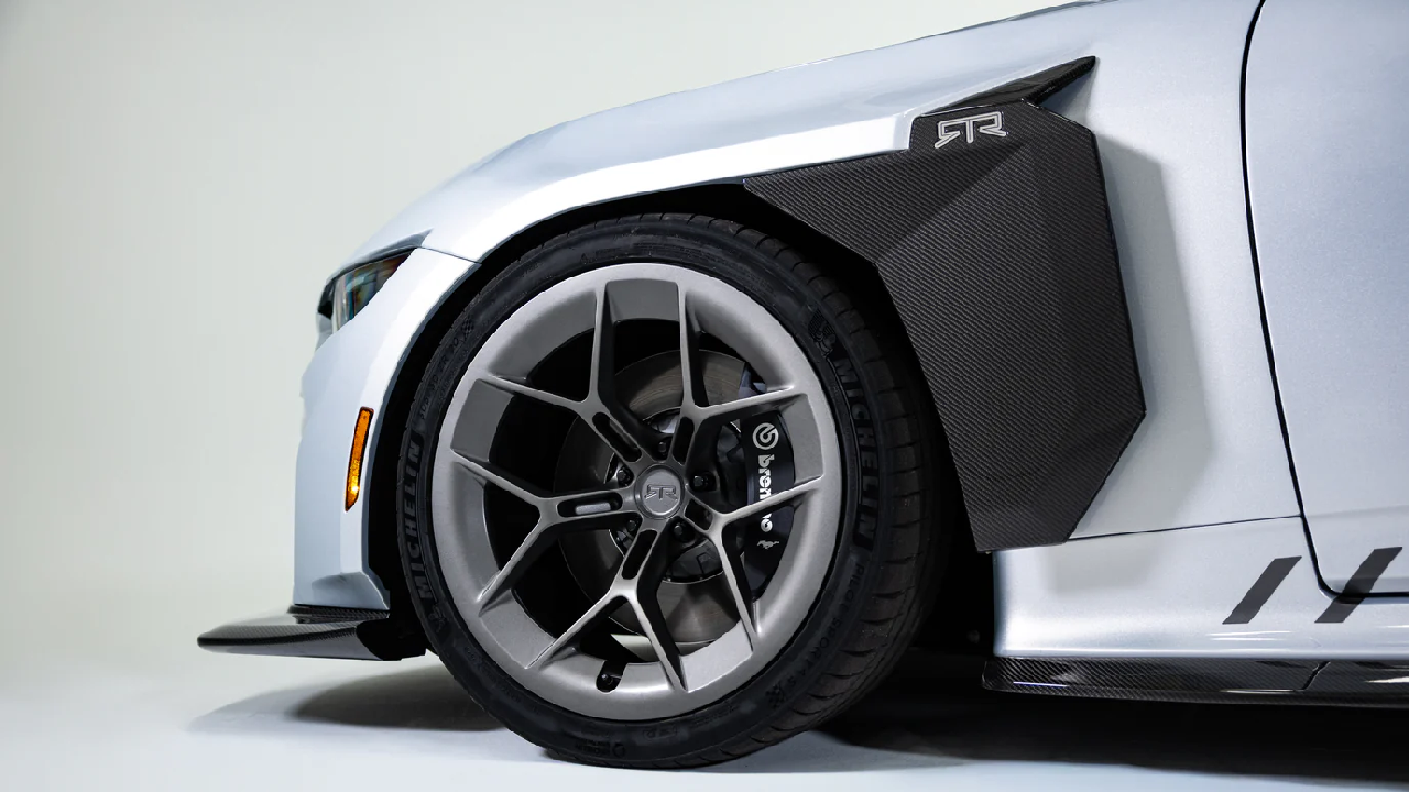 RTR Mustang Spec 5 2026 usa elementos aerodinámicos en las ruedas.