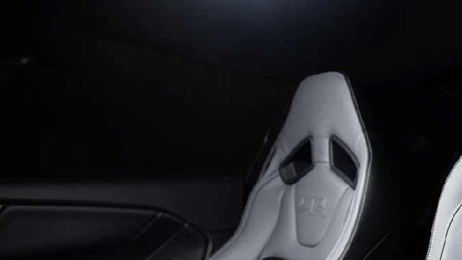 RTR Mustang Spec 5 2026 tiene un interior con buena comodidad.