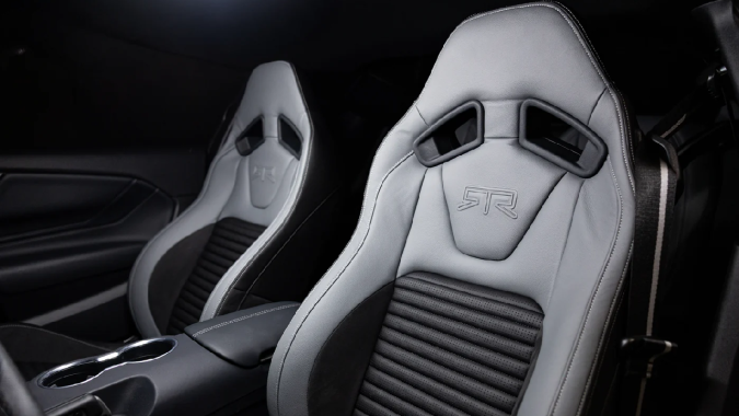 RTR Mustang Spec 5 2026 tiene un interior con buena comodidad.