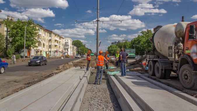 obreros trabajando en la vía