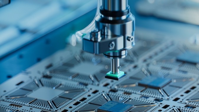 Escasez de chips desafía a fabricantes de autos hasta 2024.