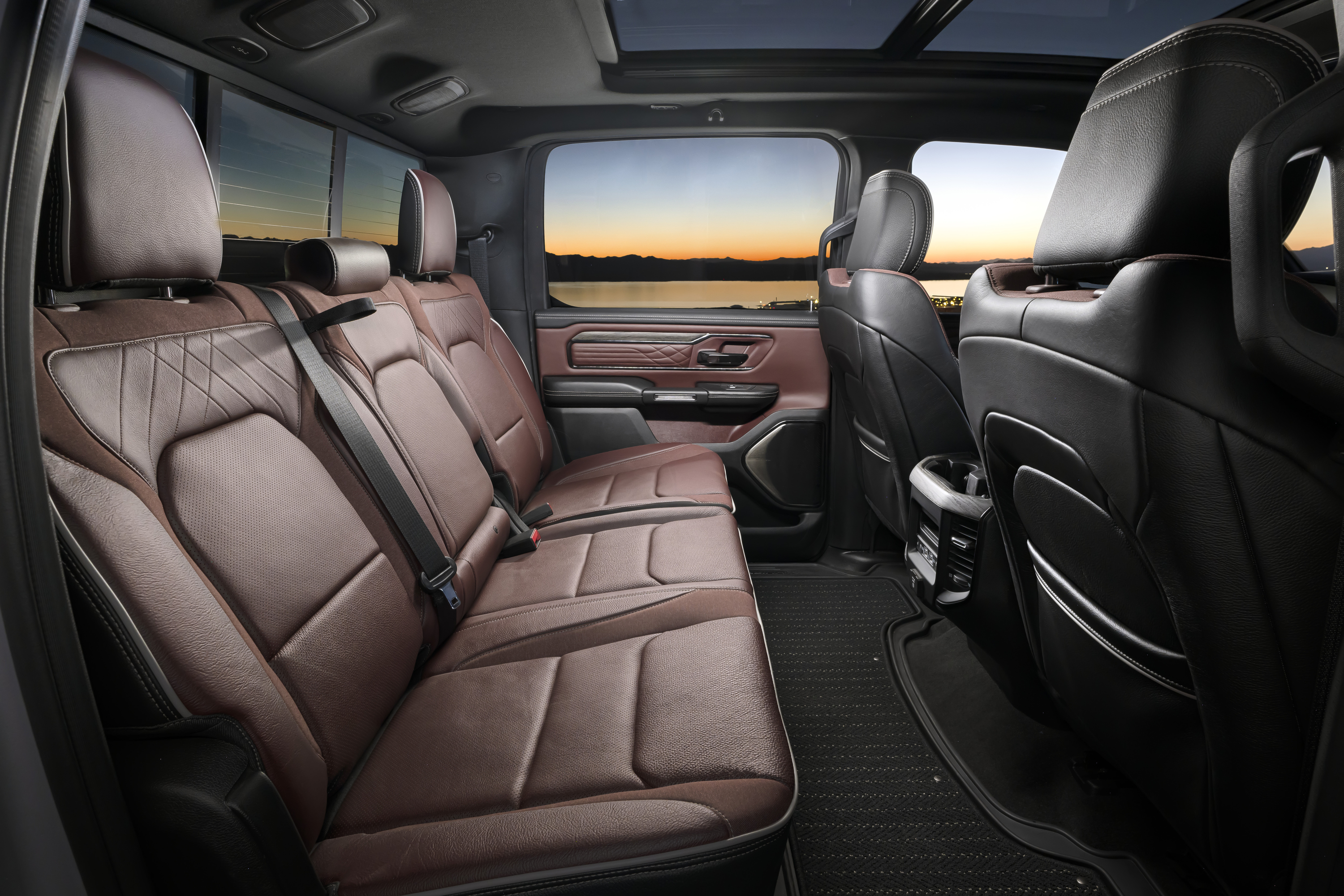 Ram 1500 REV 2026 interior con todos los lujos.