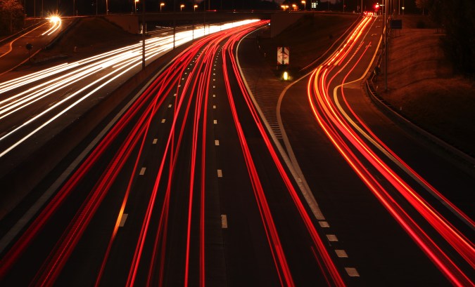 rampa en autopista de noche