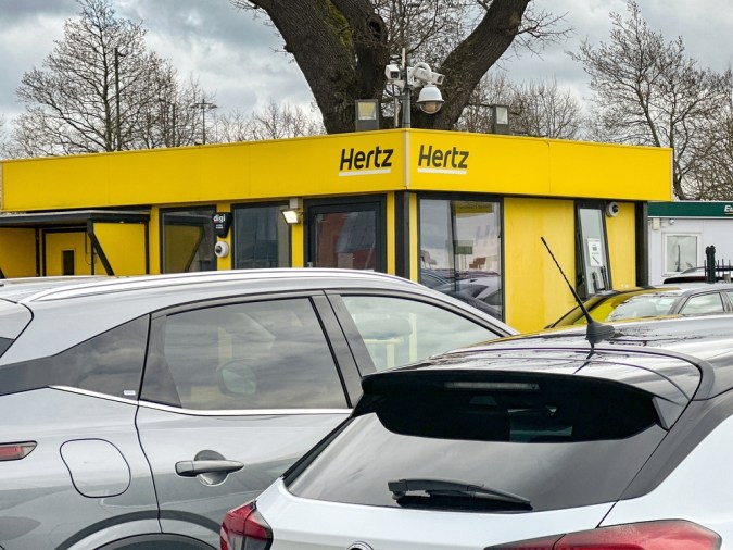 UVeye y Hertz: la controversia de la IA en aeropuertos de EE.UU.