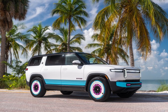 Rivian presenta un R1S de 850 hp con toques tropicales
