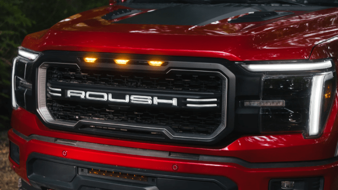 Roush Performance RT6 F-150 tiene una parrilla personalizada.