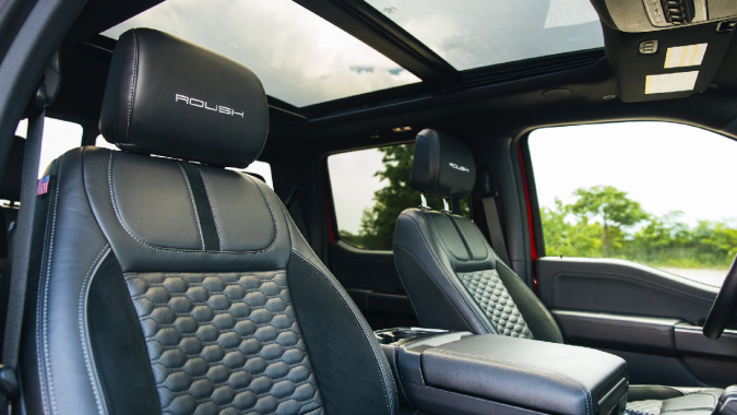 Roush Performance RT6 F-150 tiene interiores de cuero personalizado.