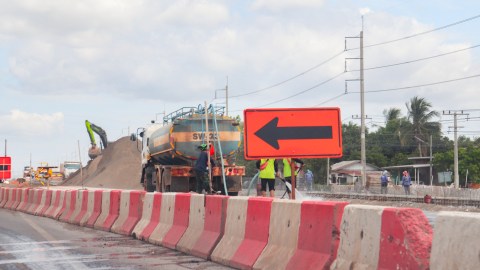 señales de construcción en la vía