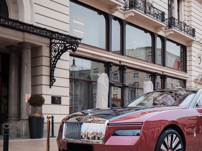 Descubre el top 10 de EVs que se convertirán en clásicos coleccionables, desde Tesla Roadster hasta Porsche Taycan.