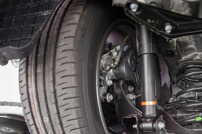 Síntomas de amortiguadores dañados que no debes ignorar al conducir.