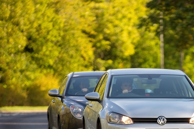Cómo evitar el tailgating y conducir con seguridad en carretera.