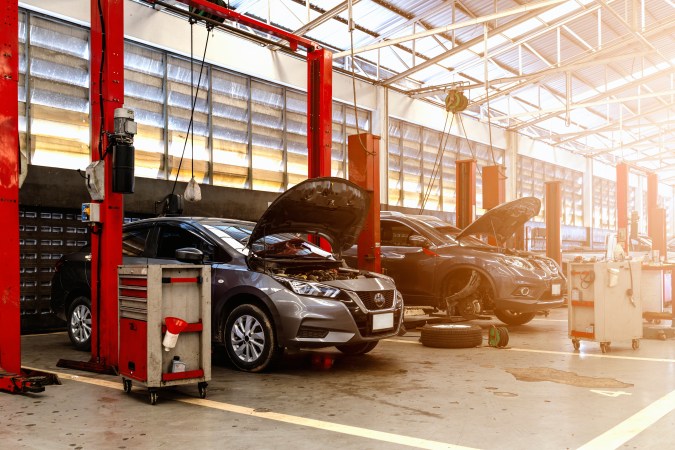 Los talleres de autos ofrecen mano de obra certificada.
