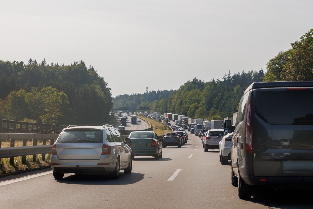 Descubre si el cruise control ahorra gasolina en autopistas: pros y contras revelados.