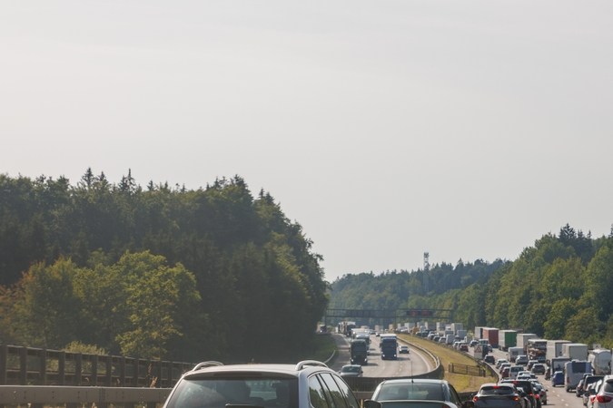 Descubre si el cruise control ahorra gasolina en autopistas: pros y contras revelados.