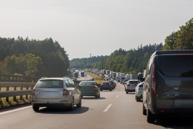 Descubre si el cruise control ahorra gasolina en autopistas: pros y contras revelados.