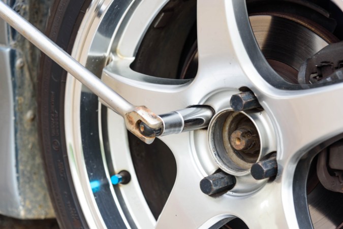 Birlos de llanta: clave para estabilidad y rendimiento en tu auto.