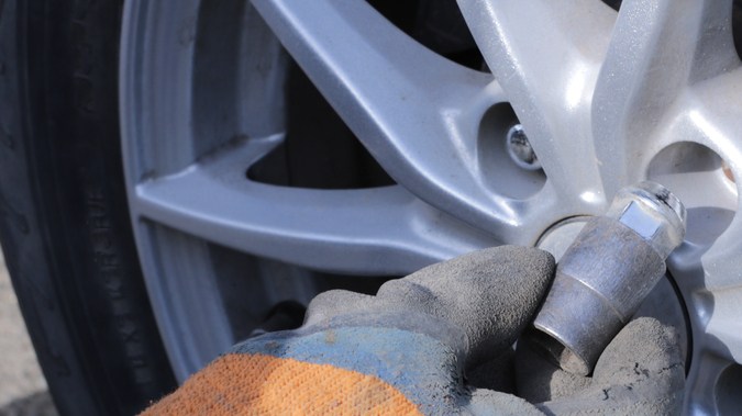 Tipos de birlos: desde convencionales hasta opciones de seguridad antirrobo.