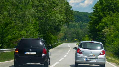 vehículo rebasando tu auto por la izquierda