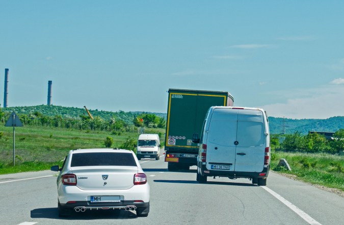 rebasar a otros vehículos en la carretera