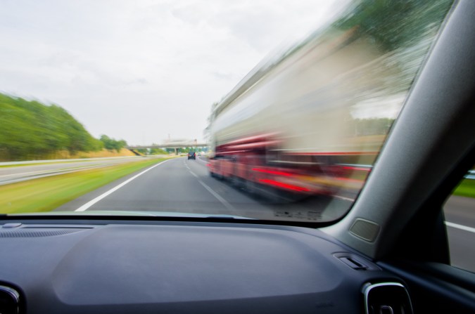 adelantarse a un camión en la carretera