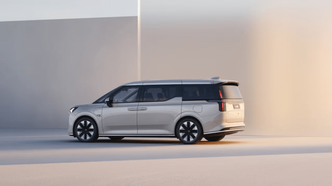 Volvo EM90 busca competir contra otras minivan en Estados Unidos.