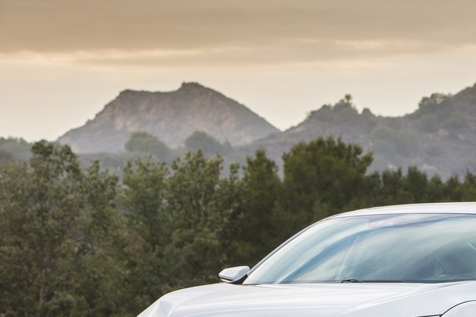 Honda Civic 2016, moderno, blanco, carretera con montañas, fondo natural, sedán elegante.