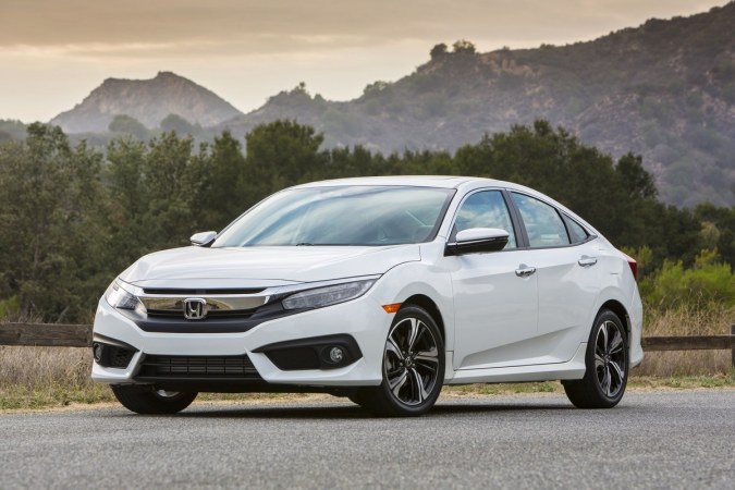 Honda Civic 2016, moderno, blanco, carretera con montañas, fondo natural, sedán elegante.