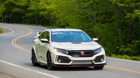 Honda Civic Type R, blanco, carretera curva, bosque verde, deportivo, enfoque frontal dinámico.