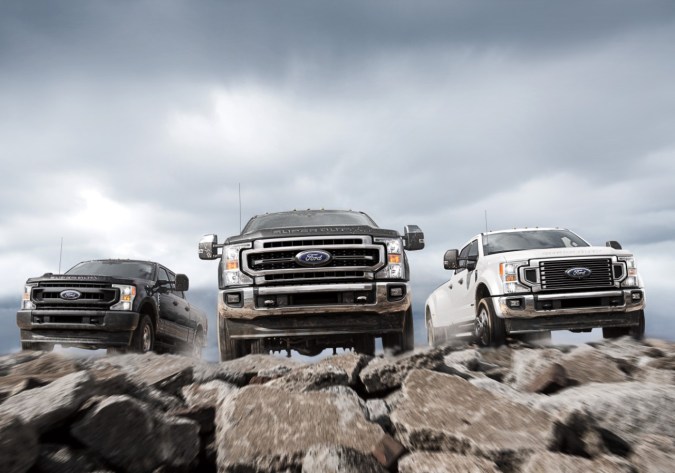 Camionetas Super Duty 2020-2022: problema en cámara de retroceso obliga a revisión.