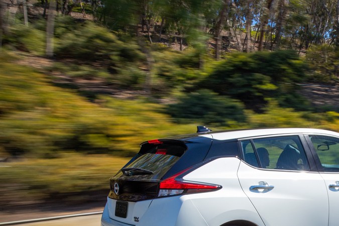 Nissan LEAF rodando por la autopista