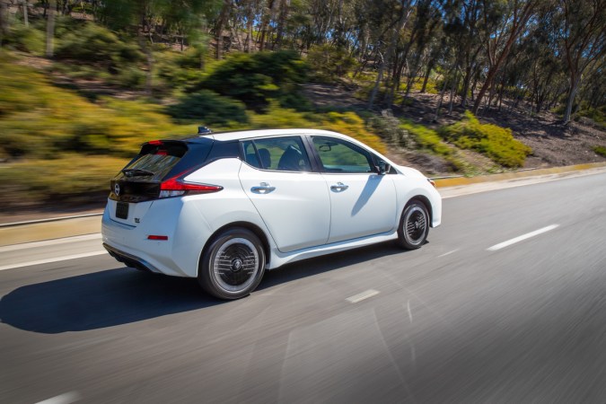 Nissan LEAF rodando por la autopista