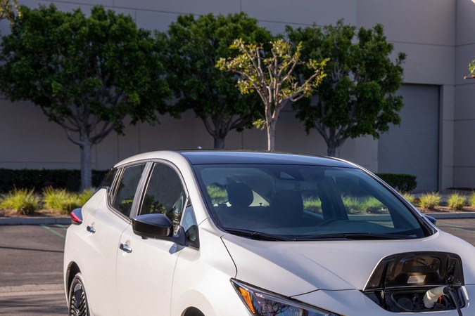Nissan LEAF cargando en un punto de carga en estacionamiento