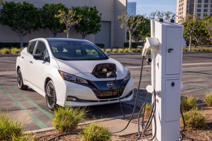 Nissan LEAF cargando en un punto de carga en estacionamiento