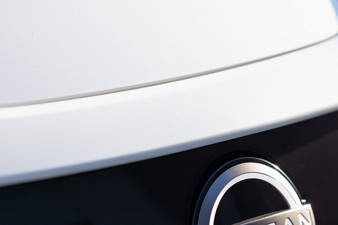 Emblema de Nissan en la parrilla frontal de un Nissan LEAF blanco