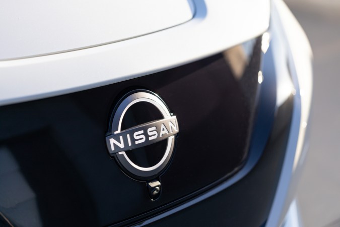 Emblema de Nissan en la parrilla frontal de un Nissan LEAF blanco