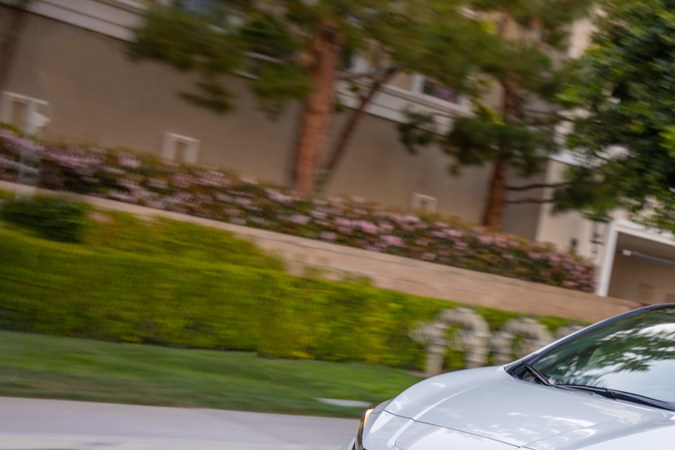 Nissan LEAF blanco en la ciudad