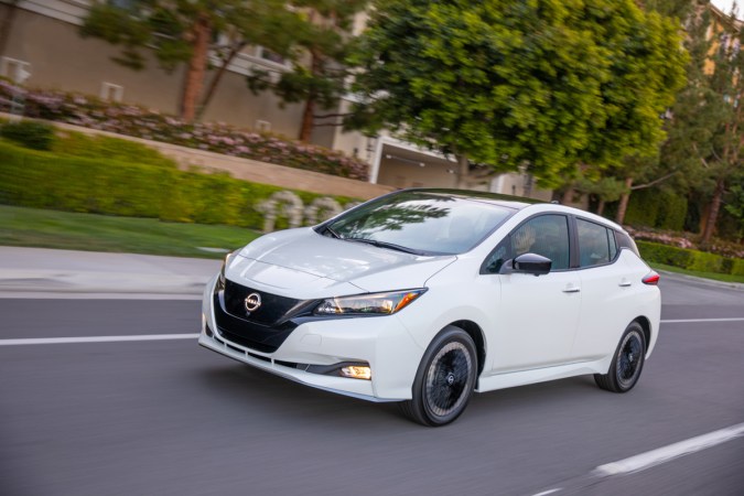 Nissan LEAF blanco en la ciudad
