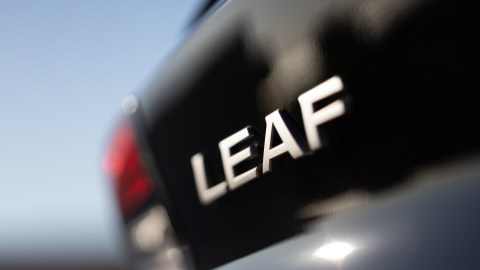 Close up al emblema del Nissan LEAF