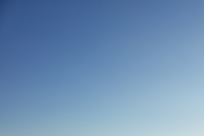 Familia Mitsubishi Outlander Sport 2025, mostrando los 3 modelos disponibles en color negro, rojo y naranja en el desierto